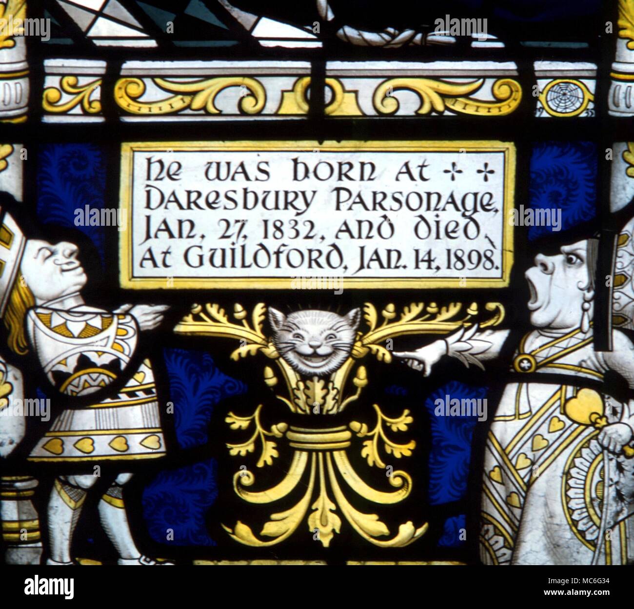 Animali Il grinning faccia del Cheshire cat, tra il re e la regina. Dettaglio del vetro macchiato memorial finestra (l'Carroll finestra) a Daresbury chiesa parrocchiale Foto Stock