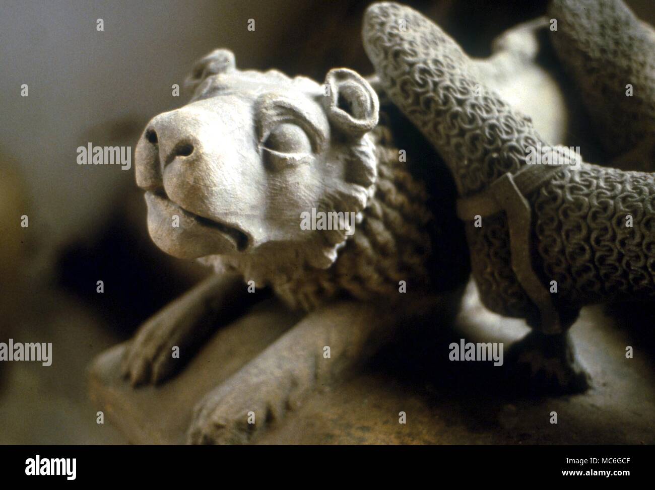 Lion ai piedi dell'effige di Richard de Whatton, morto nel 1322. Chiesa Whatton, vale di Belvoir Foto Stock