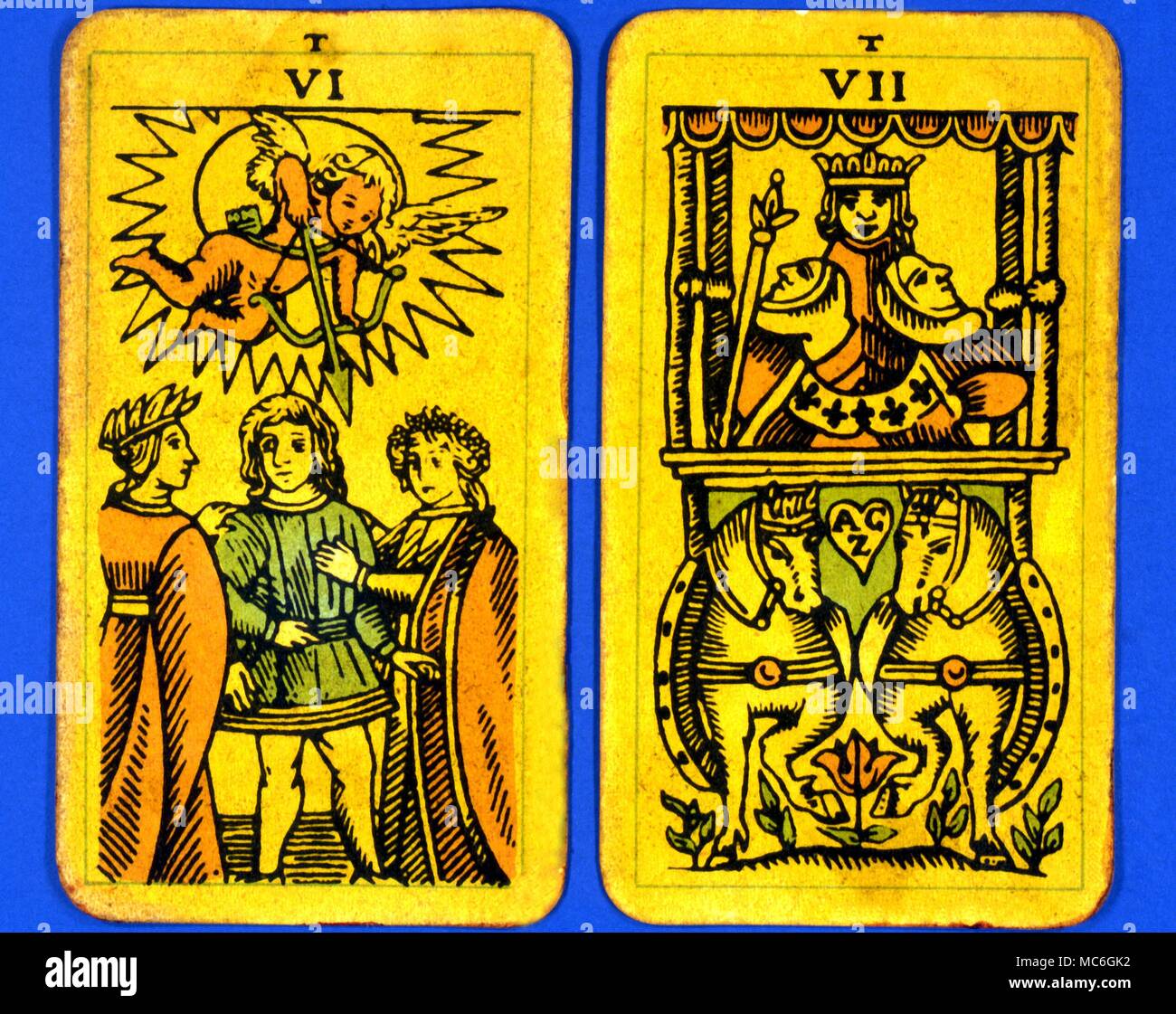 Tarocchi Cards-Majo arcani- il tarocco parigino. Carta 6. Gli amanti e la scheda 7. Il carro. Due carte da un Arcani Maggiori dei Tarocchi foto, probabilmente progettato in uno stile archaizing allentato imitazione del ponte dei Rosacroce progettato da Pamela Coleman Smith, a fianco di A.E.Waite, e vari pianali precedenti, come quello pubblicato da Encausse (Papus) in i Tarocchi del bohémien alla fine del XIX secolo, post 1905, ma prima del 1912. Il nome di tarocchi parigino è stato dato dal proprietario del ponte - potrebbe tuttavia essere chiamato il Tau Tarot, dalla lettera intrigante Tau a testa di ciascuna scheda. Foto Stock