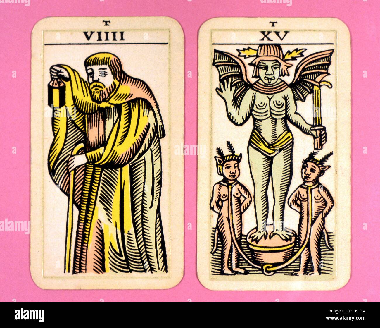 Tarocchi Cards-Majo arcani- il tarocco parigino. Scheda 9 eremita, e carta 15. Il Diavolo due carte da un Arcani Maggiori dei Tarocchi foto, probabilmente progettato in uno stile archaizing allentato imitazione del ponte dei Rosacroce progettato da Pamela Coleman Smith, a fianco di A.E.Waite, e vari pianali precedenti, come quello pubblicato da Encausse (Papus) in i Tarocchi del bohémien alla fine del XIX secolo, post 1905, ma prima del 1912. Il nome di tarocchi parigino è stato dato dal proprietario del ponte - potrebbe tuttavia essere chiamato il Tau Tarot, dalla lettera intrigante Tau a testa di ciascuna scheda. Foto Stock