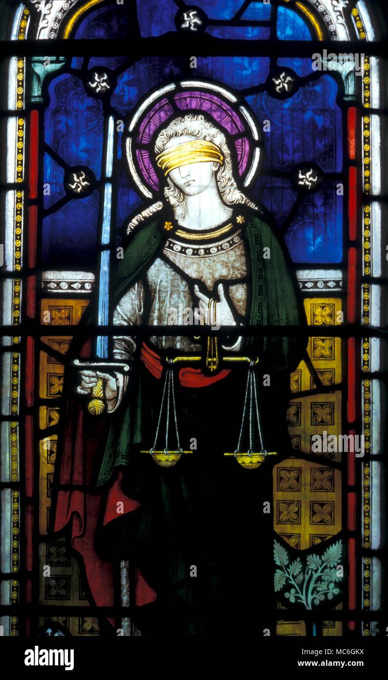 Simbolo di giustizia bendati, con scale e spada. Staiined vetro Brinsop nella chiesa parrocchiale. Foto Stock