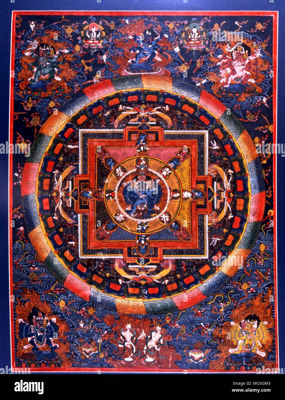 Arte occulta - Tanka. Indian mediatative tanka con quattro guardiani dello spazio e demoni di origine vedica intorno al centro città celeste. Design tradizionale. Foto Stock