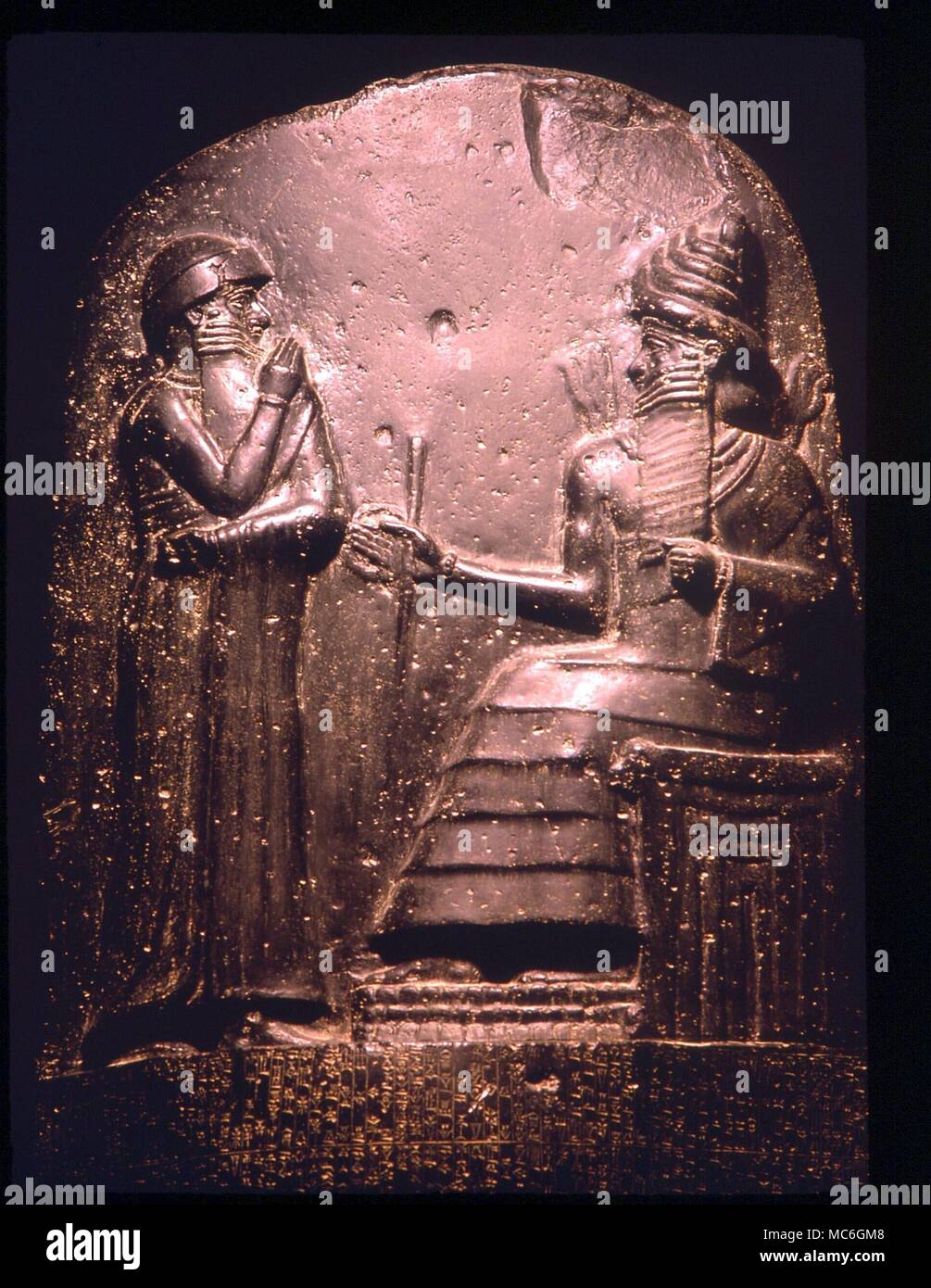 Mitologia babilonese Dettagli del bassorilievo sulla sommità della stele di Hammurabi, con il codice di leggi. Quasi certamente raffigura il re che vengono presentati con le leggi di Dio Foto Stock