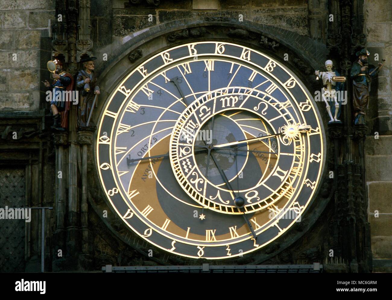 Astrologia - ZODIACS la sezione zodiacale (superiore) del due-face orologio a Praga. In questo modo si imposta il tempo di zodiacale, in termini di dodici sigils zodiacale. Originariamente del XV secolo Foto Stock