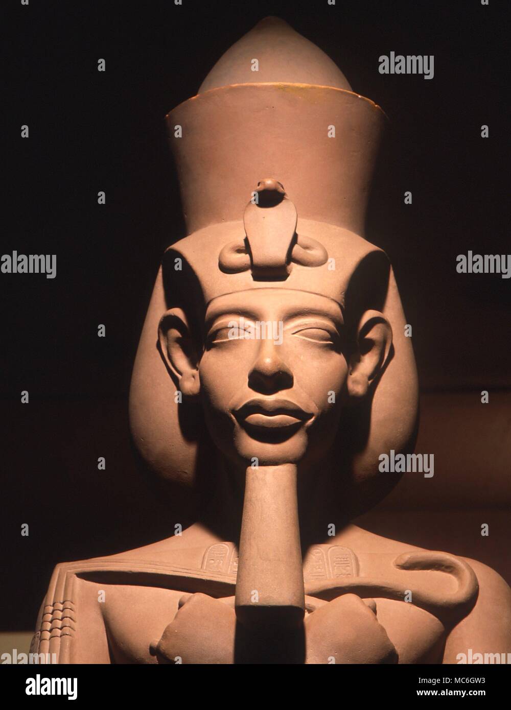 Mitologia egiziana - Akhenaton. Statua in granito del Faraone Amenofi IV, più tardi conosciuto come Akhenaton - il marito della belle Nefertiti. In facsimile il Museo Egizio, San Jose Foto Stock