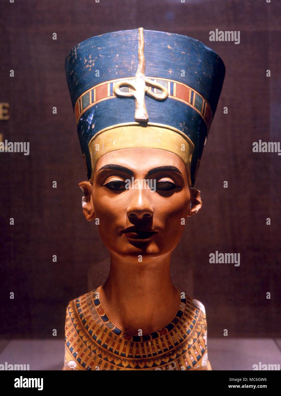 Mitologia egiziana - Busto di Nefertiti, moglie di Amenofi IV (in seguito noto come Akhenten). Facsimile dell'originale nel Museo di Berlino, nel Museo Egizio, San Jose Foto Stock
