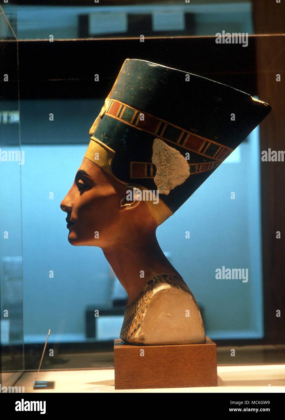 Mitologia egiziana - Busto di Nefertiti, moglie di Amenofi IV (in seguito noto come Akhenaton). facsimile dell'originale nel Museo di Berlino, nel Museo Egizio, San Jose Foto Stock