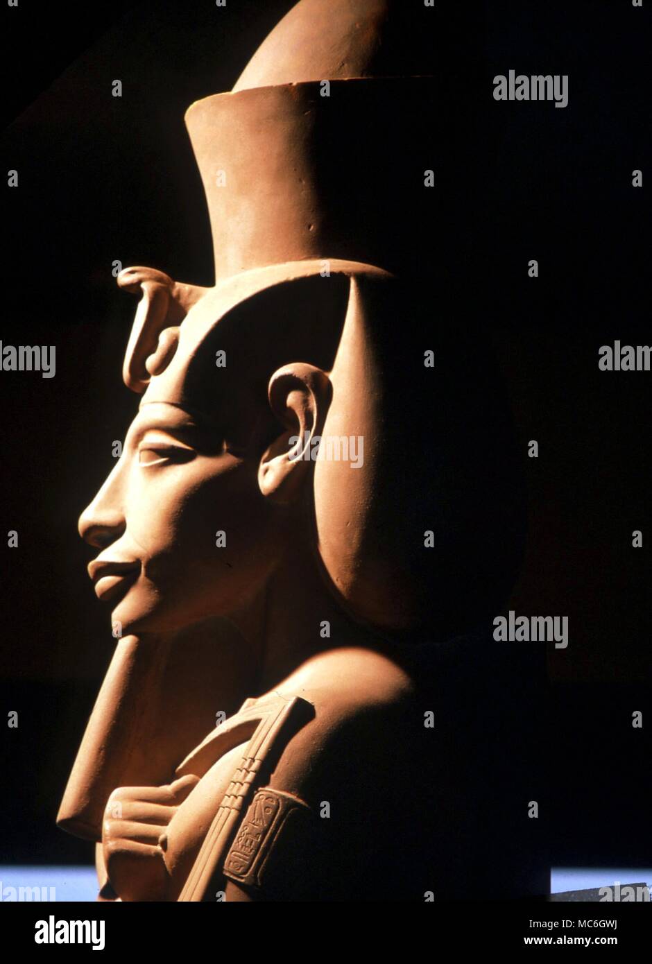 Mitologia egiziana - statua in granito del Faraone Amenofi IV, più tardi conosciuto come Akhenaton - il marito della belle Nefertiti. In facsimile il Museo Egizio, San Jose Foto Stock