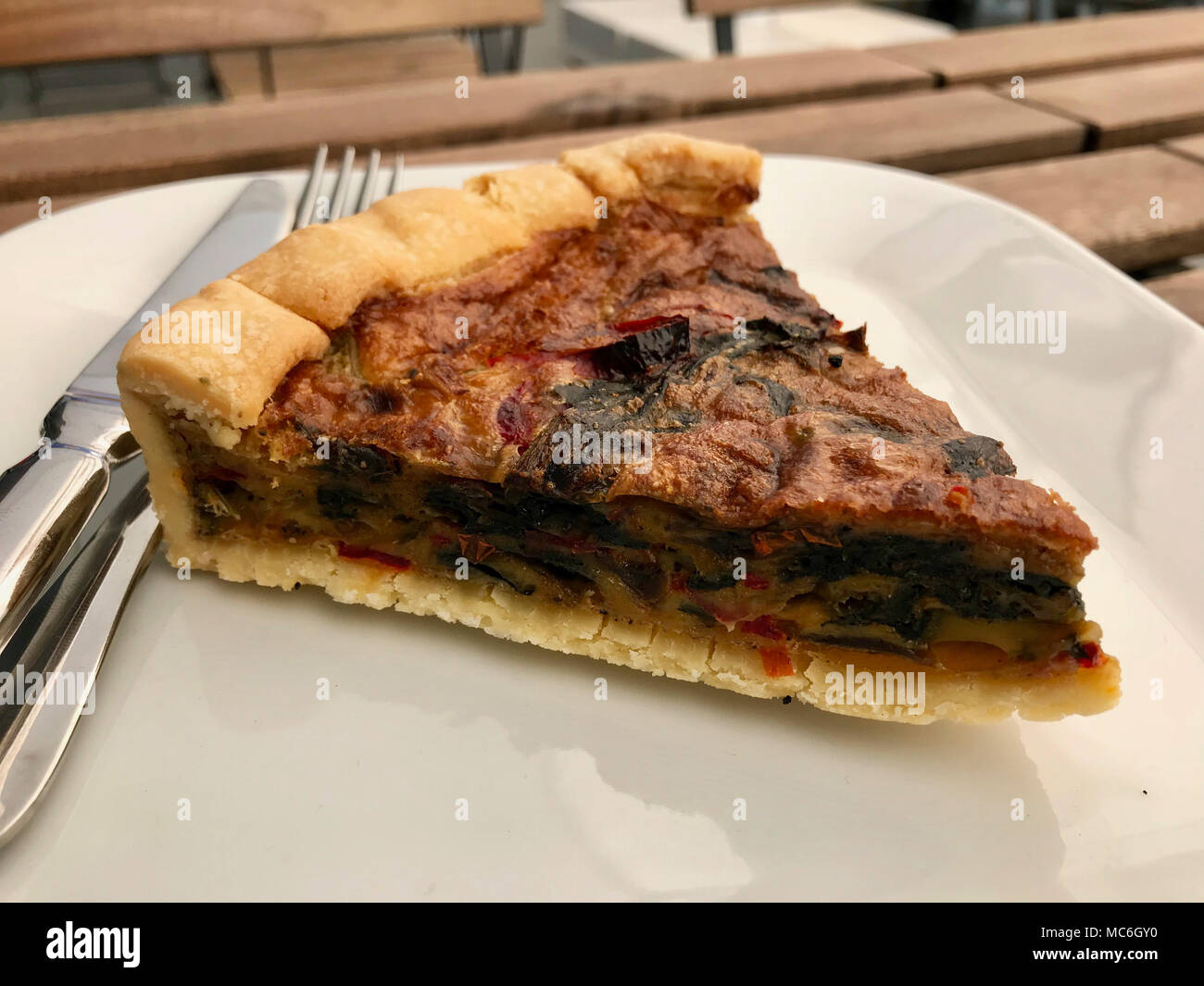Cibo turco Quiche Tart Kis / vegetali fetta di torta servita con la piastra al ristorante. Alimenti biologici. Foto Stock