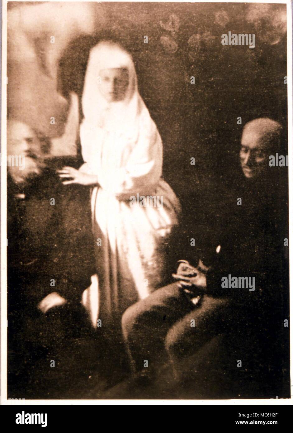Spirito fotografie - si materializzò sotto forma di Katie King, con Sir William Crookes (estrema sinistra). La foto è stata scattata a Londra, 1874 Foto Stock