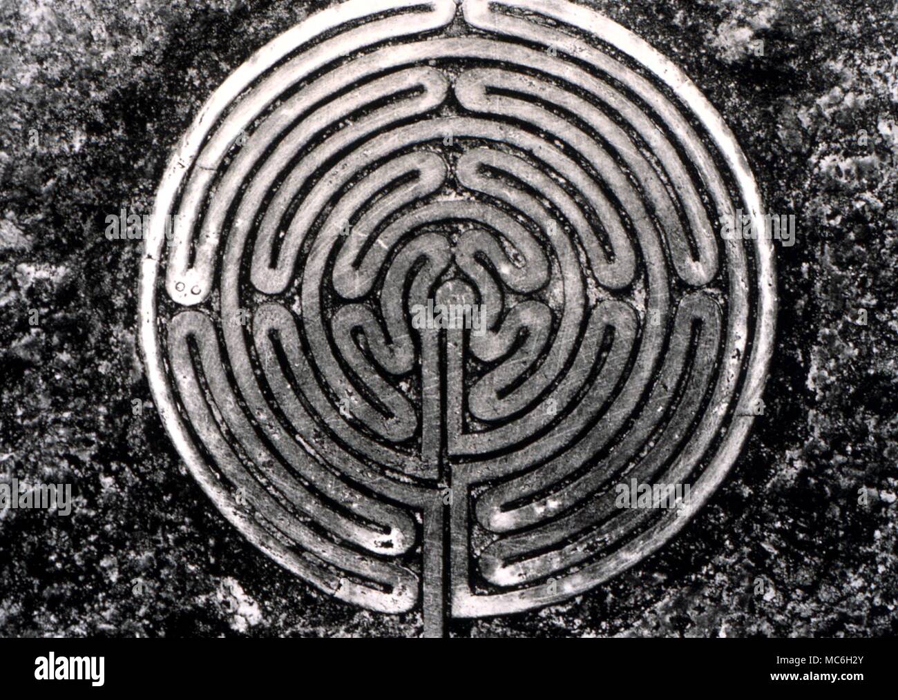 Labirinto di bronzo montato su di un oggetto contrassegnato per la rimozione definitiva nel Alkborough cimitero parrocchiale. Il design è basato su quello della Alkborough chiesa parrocchiale - la cosiddetta Julian's Bower motivo a labirinto Foto Stock