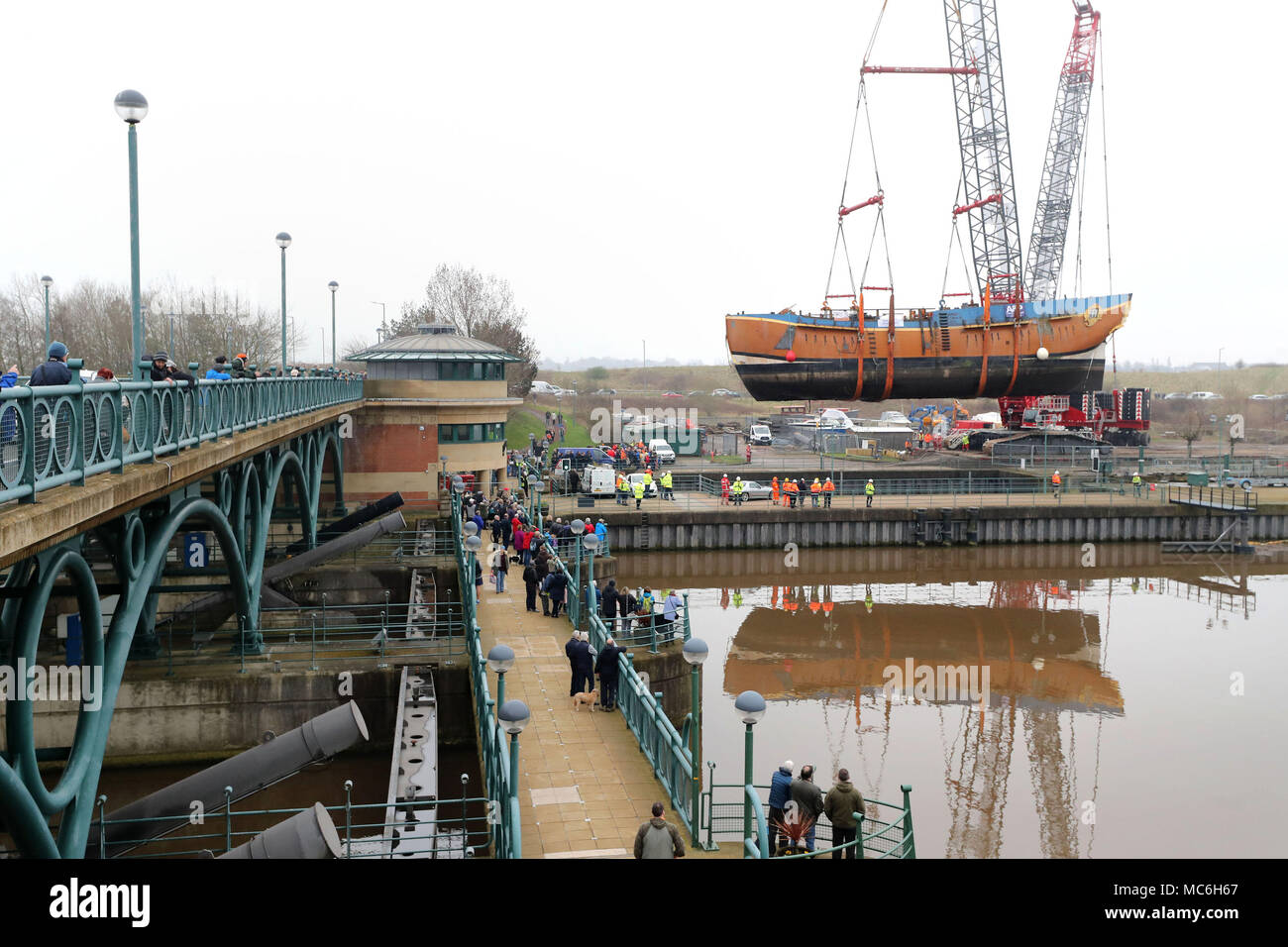 Una scala piena di repliche di HM corteccia si sforzano di essere sollevata oltre la Tees Barrage en route da Stockton a un bacino di carenaggio in Middlesbrough per 6 settimana riattaccare. Foto Stock