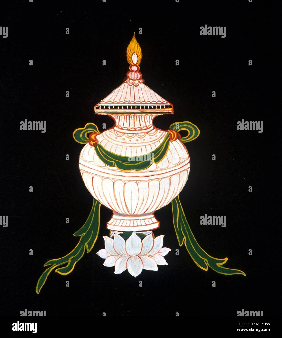 Simboli Sacri jar o vaso, è uno ot gli otto simboli sacri del Buddismo. Legno verniciato credenza nel tempio dei mille buddha, Sha Tin, Nuovi Territori Foto Stock