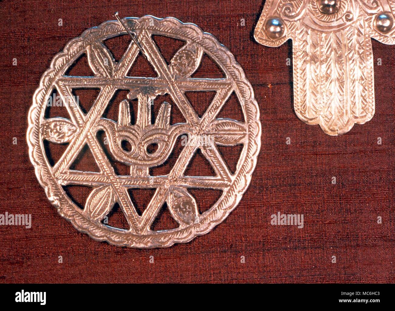 Amuleti - pendente amuleto, con stilizzato centrale "mano di Fatima' o khamsa, entro la guarnizione di Solomon dispositivo stellare. L'arabo del XIX secolo, dall'Tariq Rajab, Kuwait Foto Stock