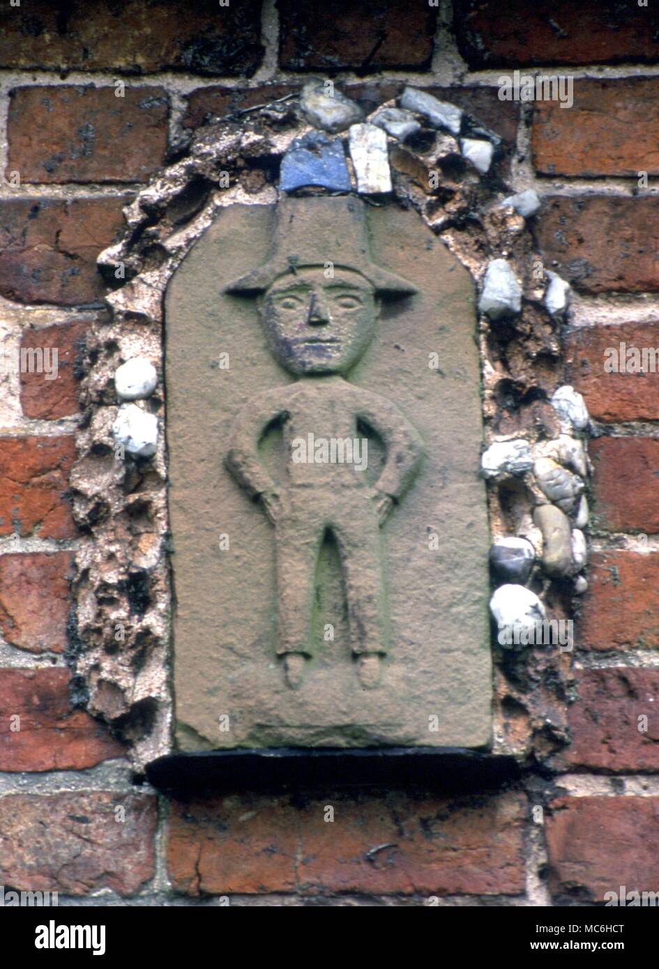 Amuleti - dispositivo Amuletic sulla facciata del 'Immagini' casa di Bunbury. Il XVIII secolo, ma spesso ha detto di essere molto più vecchio Foto Stock