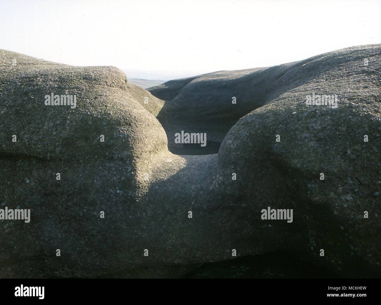 Ley linee. Il duplicatore pietre sulla Ilkley Moor, Yorkshire. Queste pietre sono state un luogo sacro in epoca preistorica e parte di un esteso ley. L'uomo ha fatto foro per l'acqua. Foto Stock