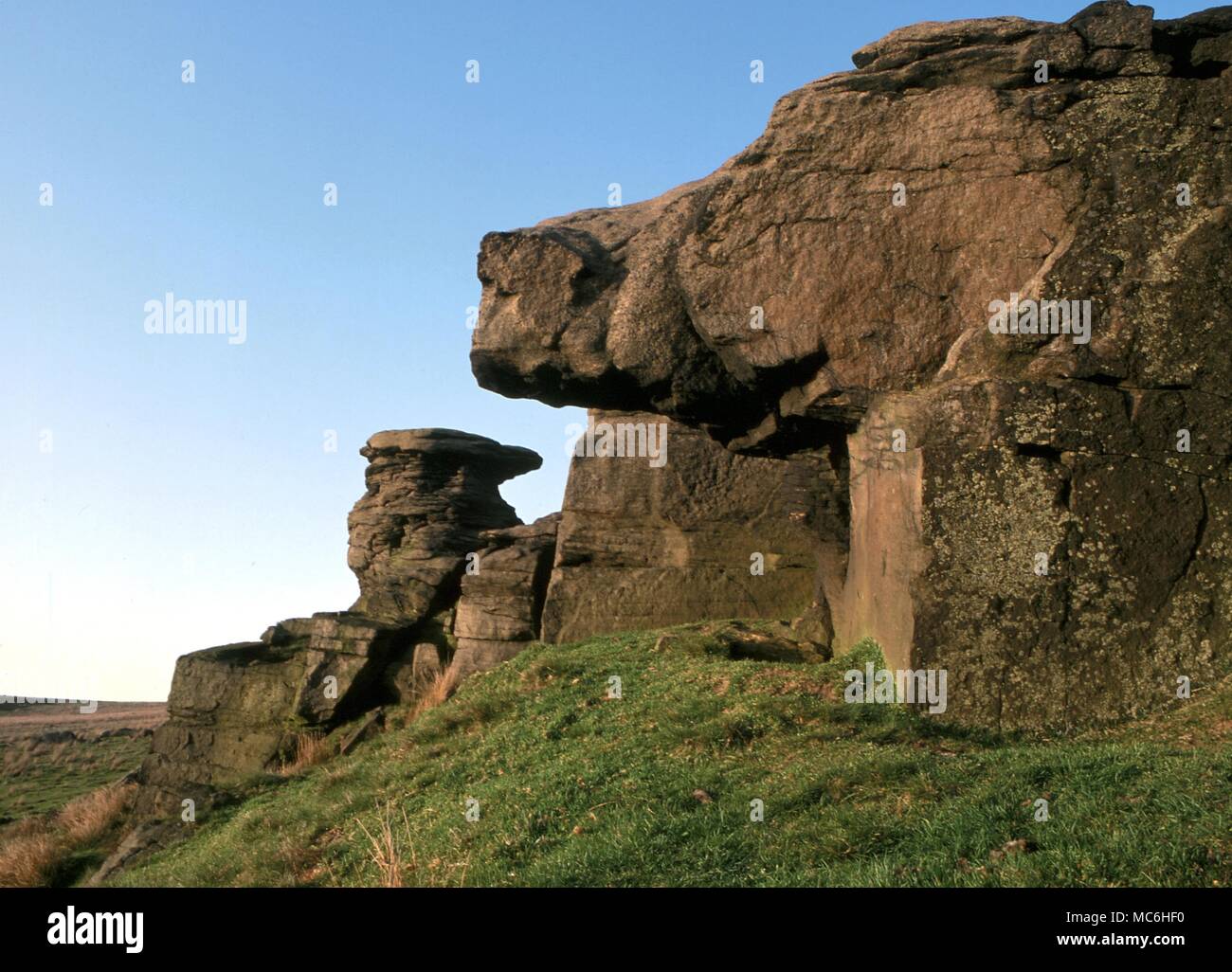 Ley linee. Il duplicatore pietre sulla Ilkley Moor, Yorkshire. Queste pietre sono state un luogo sacro in epoca preistorica e parte di un esteso ley. Foto Stock