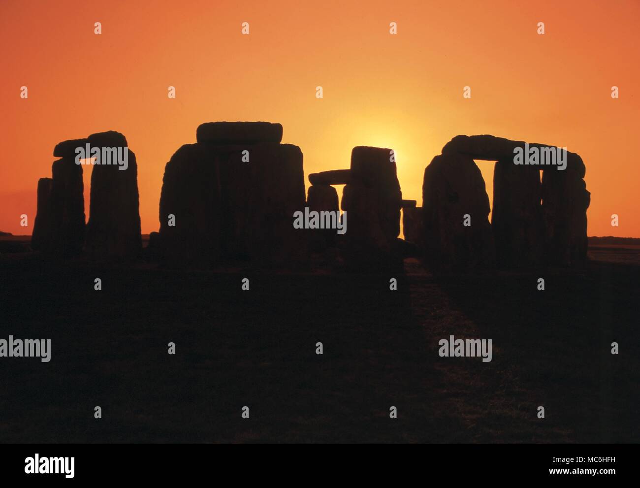 Ley linee. Stonehenge è un punto terminale per una Ley che collega El Patrono e Santiago de Compostela in Spagna, attraverso la Ile de Seine, Francia. Foto Stock