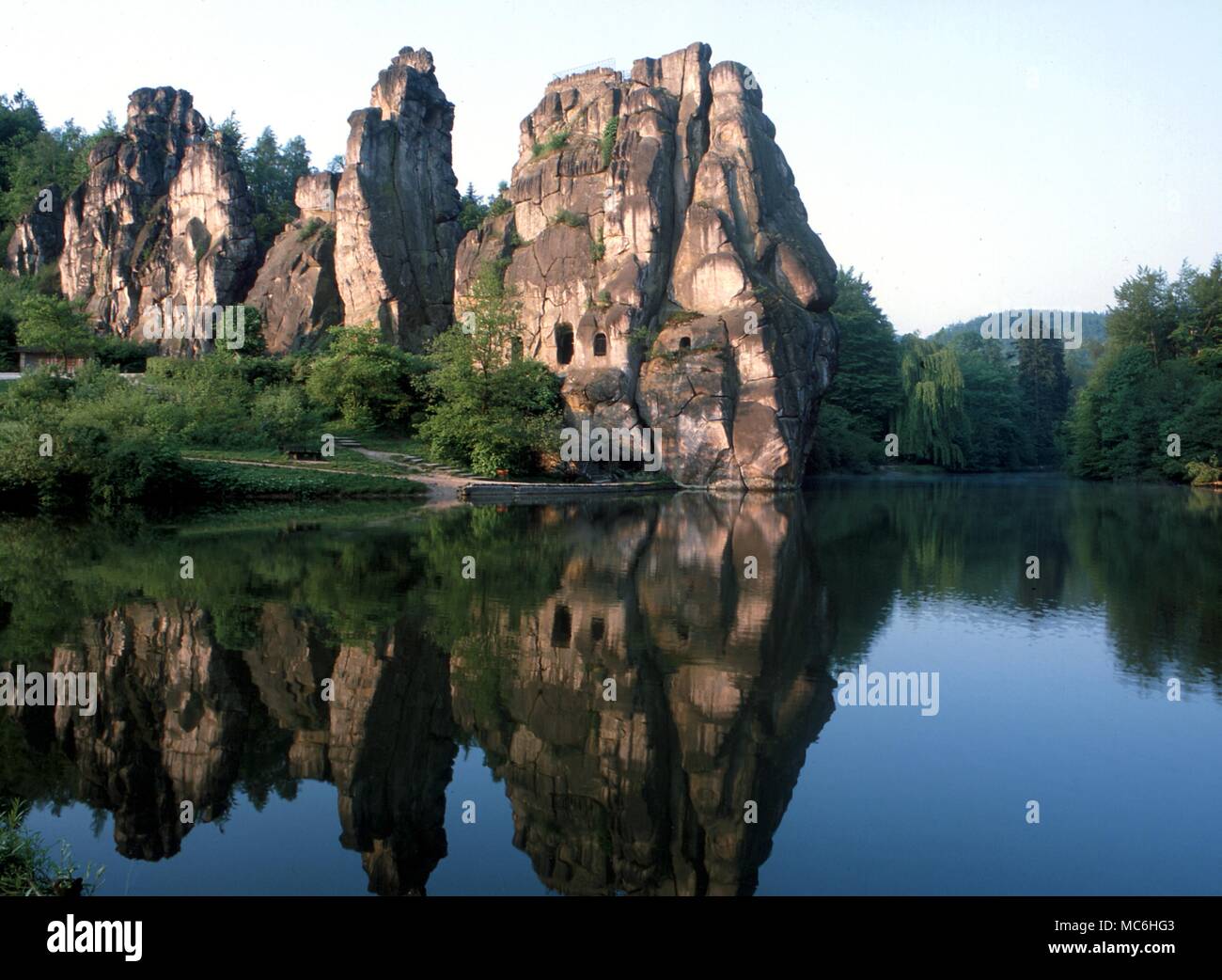 Ley linee. Le sacre rocce del Externsteine, vicino Detmond, Germania. Credeva di essere il nesso tra le più importanti del teutonico Leys. Foto Stock