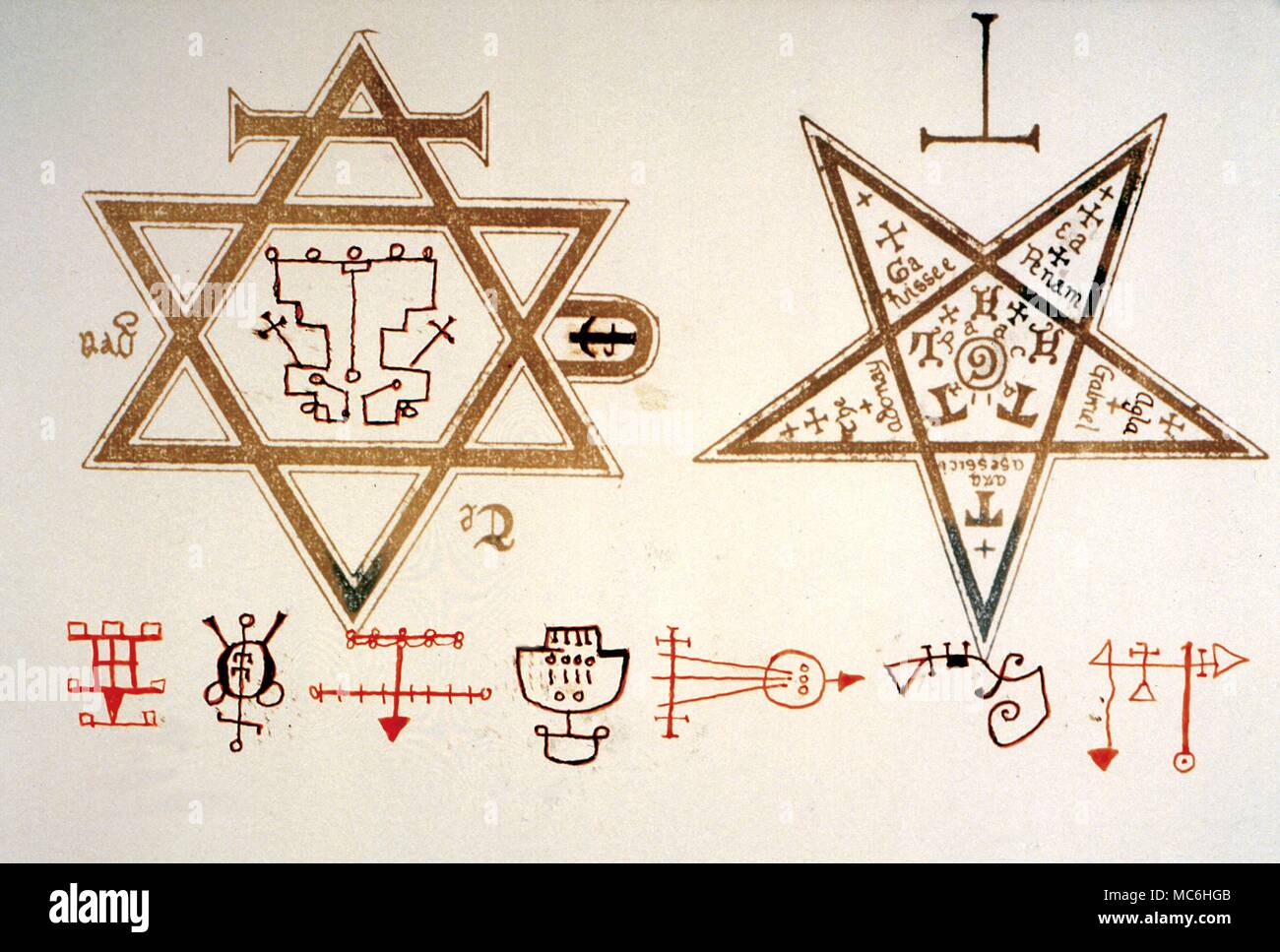 I simboli magici esagonali e Pentagram. La stella di Davide e le cinque punte figura magica. Da un secolo XVI grimoire, con diversi magico sigils demoniaca. Foto Stock