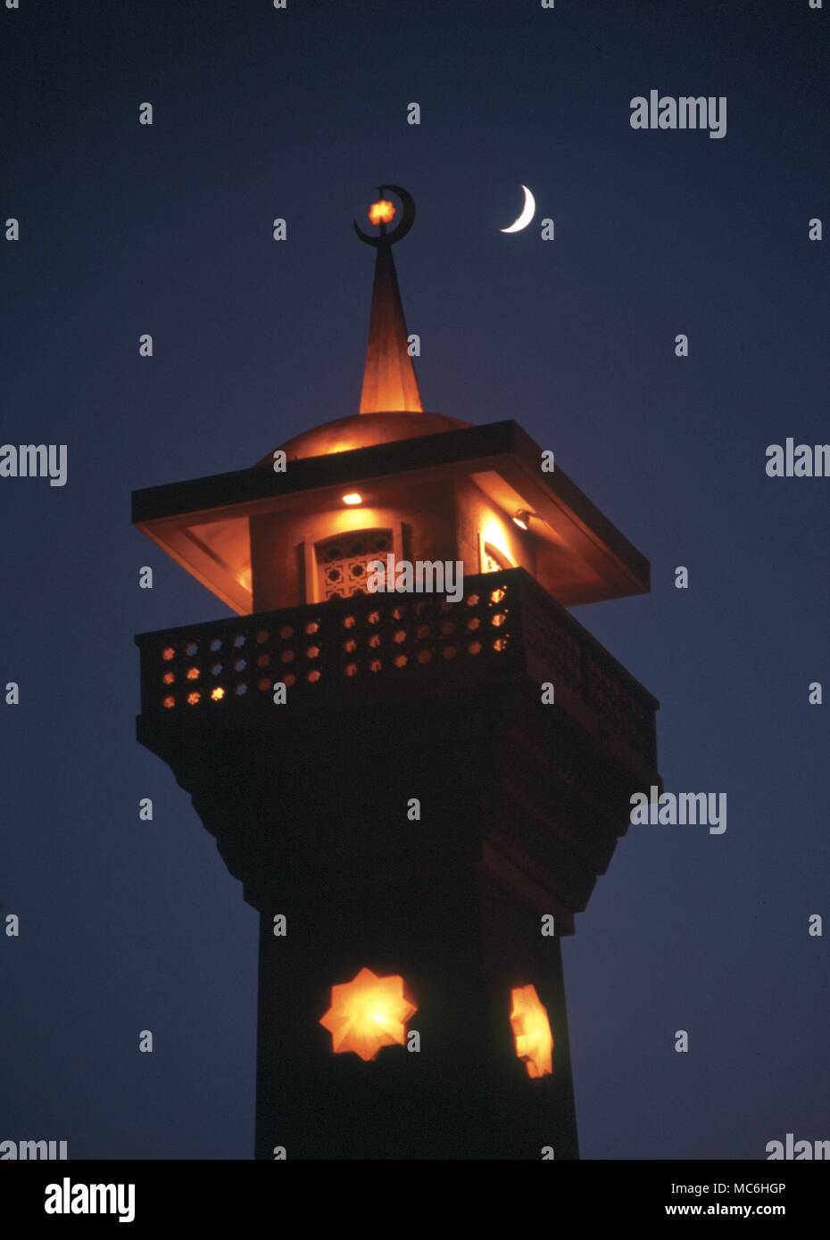 Torre di una moschea di notte con una falce di luna. Il Kuwait. Foto Stock