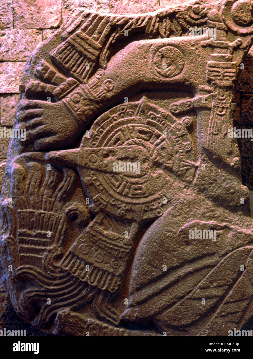La mitologia messicana. Bassorilievo del dio del sole, Tonatiuh con la pietra del sole. Museo Antropologico Nazionale. Città del Messico. Foto Stock