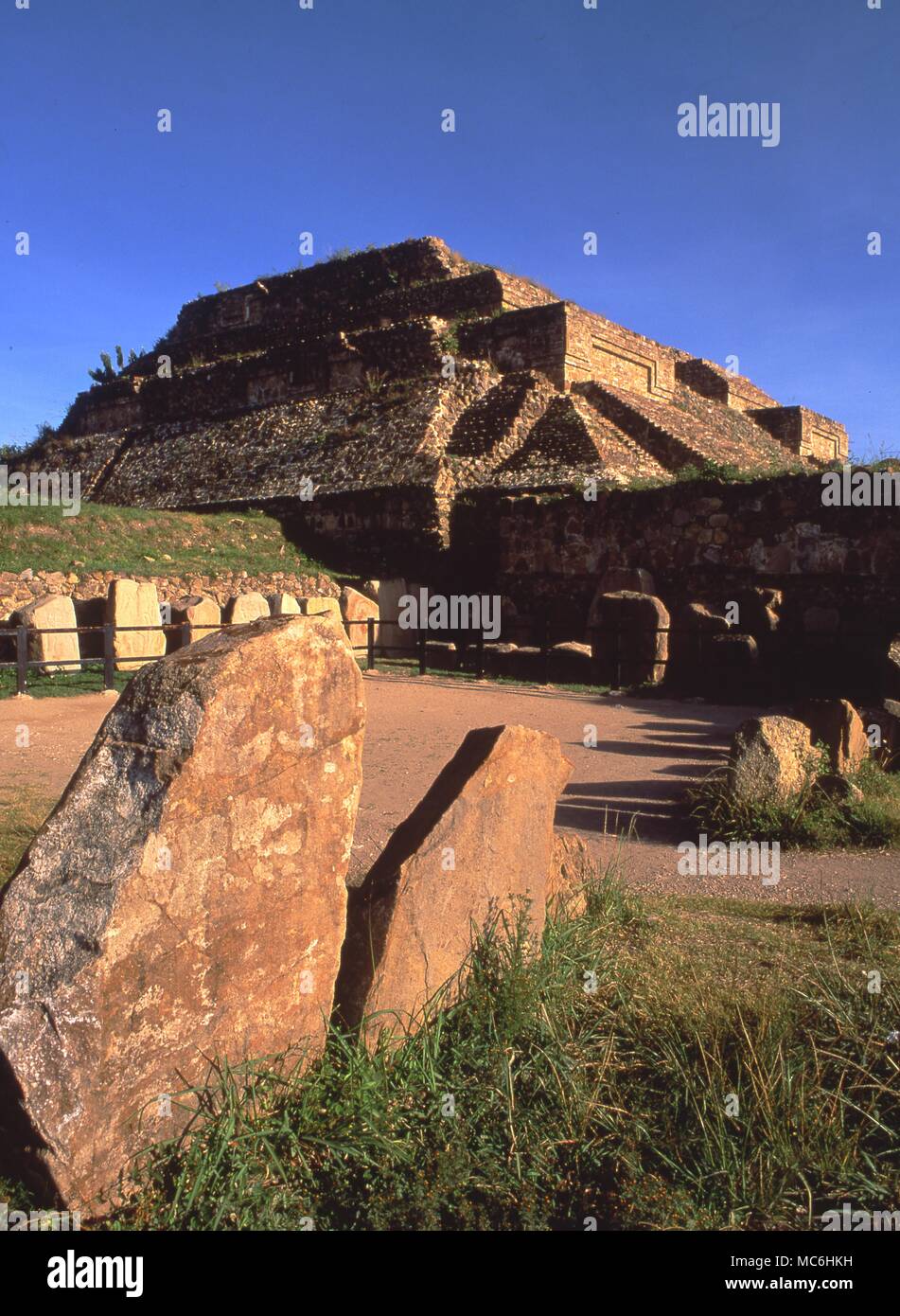 Archeologia messicana. Monte Alban ha una storia complessa, i suoi edifici coprono periodi risalente al 600 A.C. al 750 D.C. Foto Stock