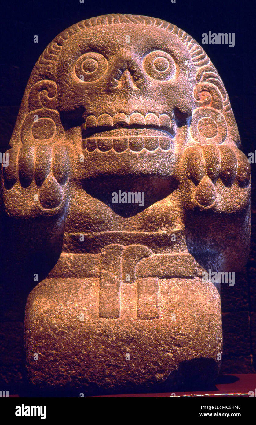 La mitologia messicana. Aztec statua di donna divinizzata morto nel parto. Museo Antropologico Nazionale. Città del Messico. Foto Stock