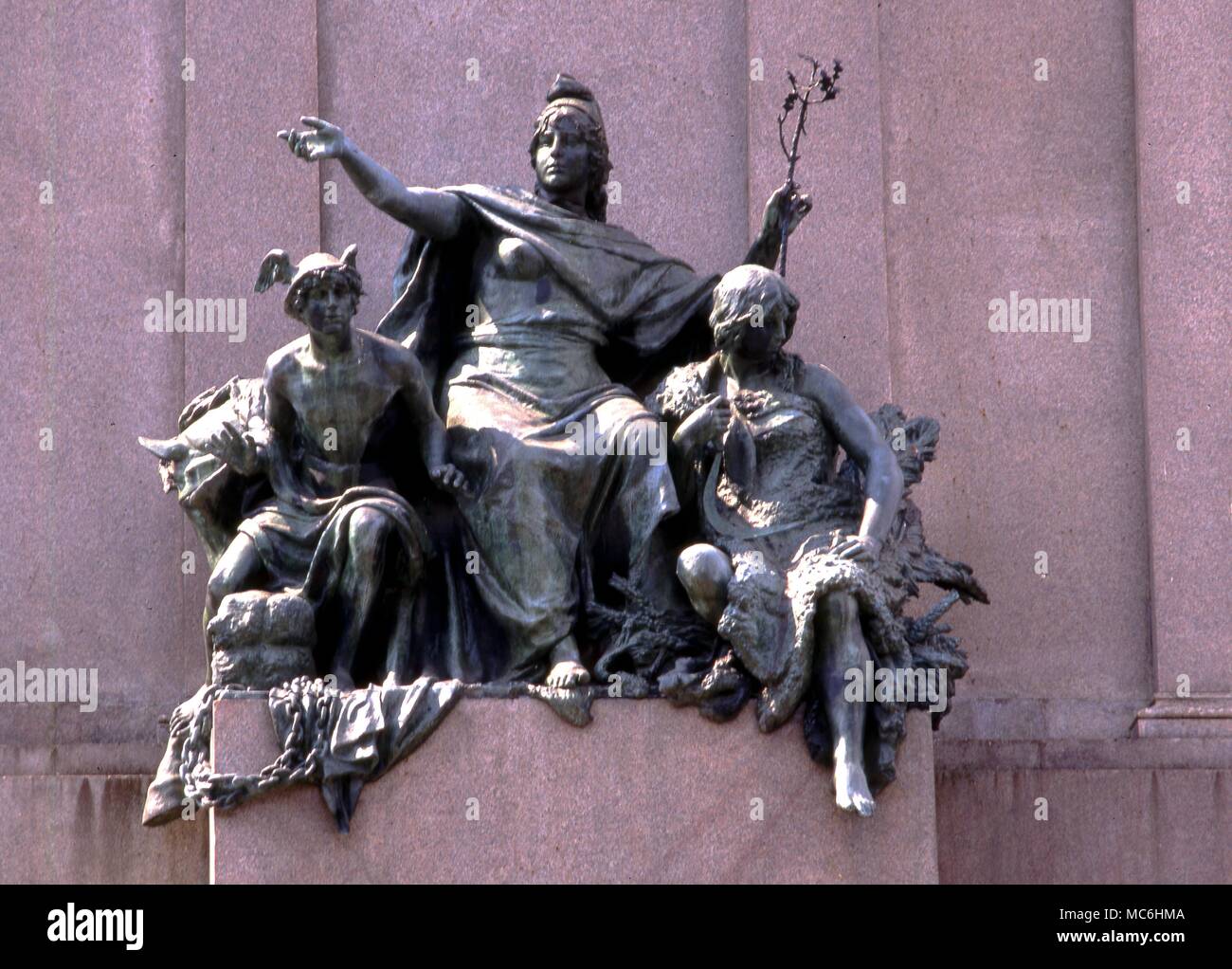 Statue mitologiche, compresa quella di Roma indossando un Mithraic massonico cap. Sulla statua di Giuseppe Garibaldi a Roma. Foto Stock