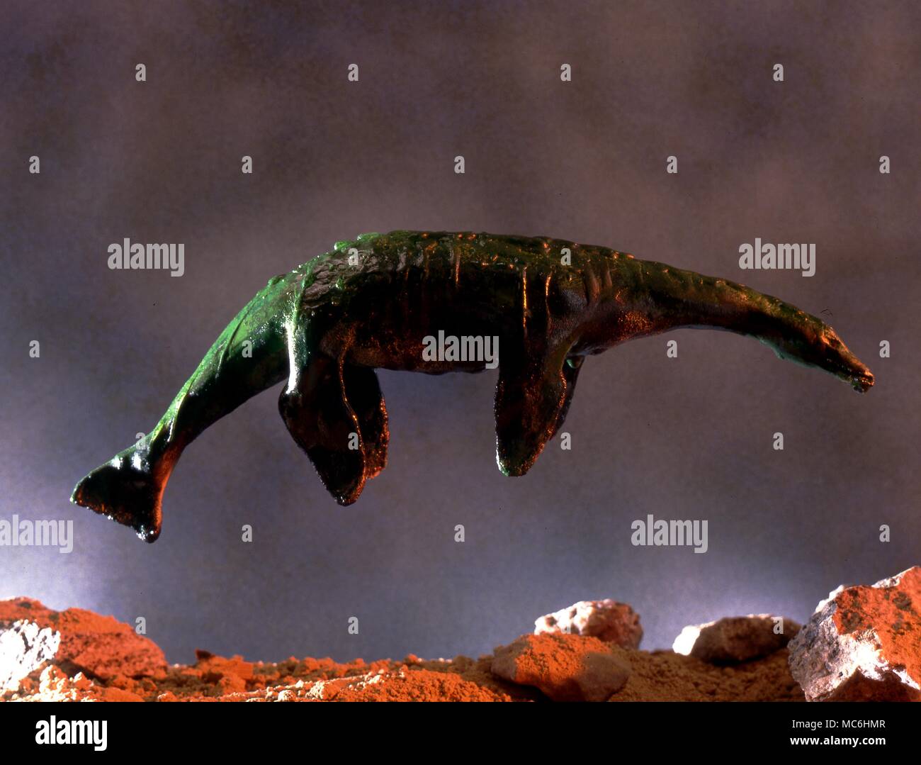 Mostri. Il mostro marino o mostro lacustre. Un modello in scala di un preistorico mostro acquatico, il Plesiosaurus che è stato rivendicato come l'originale Mostro di Loch Ness. Foto Stock