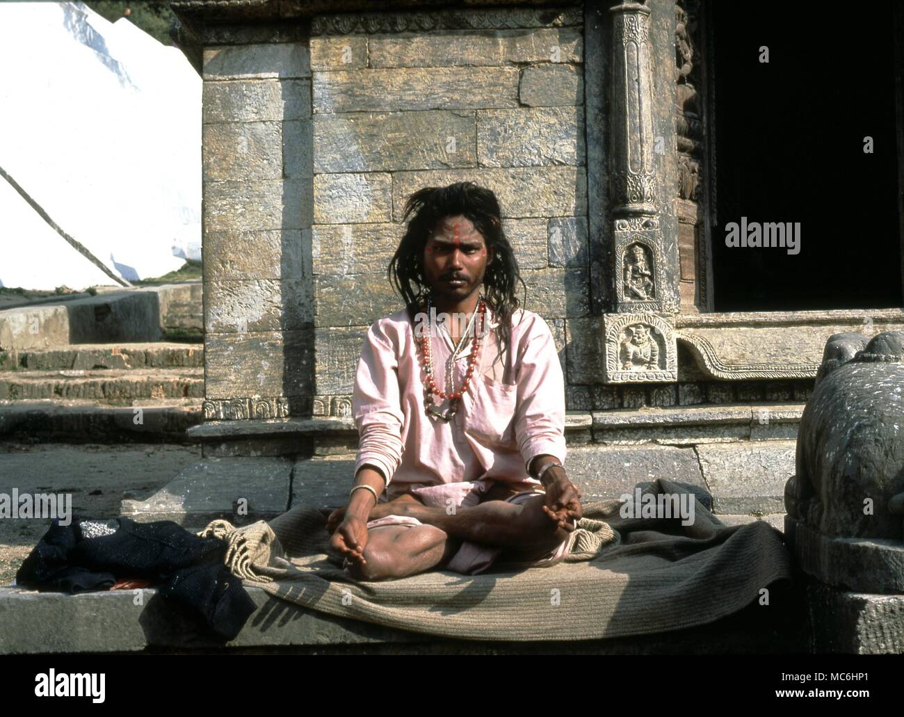 Indian fakir meditando. Foto Stock