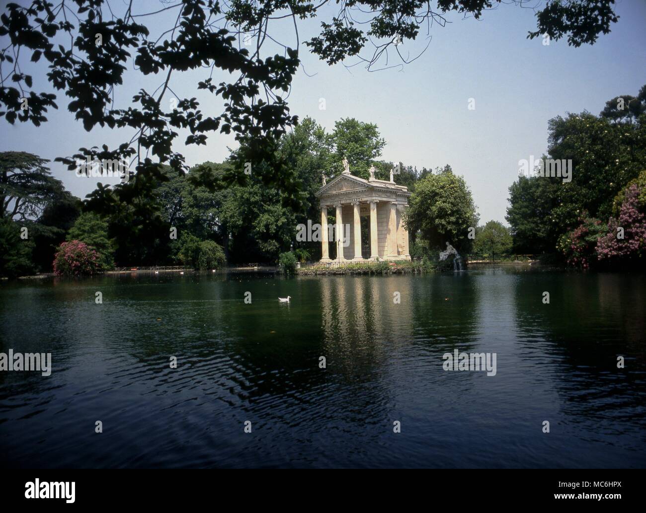 Mitologia romana tempio a Aesclepius ,il dio greco della guarigione, nei giardini di Villa Borghese, Roma. Foto Stock