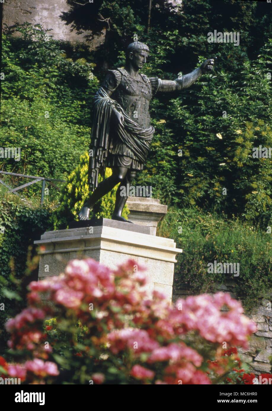 Mitologia romana. Statua di bronzo dell'Imperatore Augusto a Susa, Italia Foto Stock