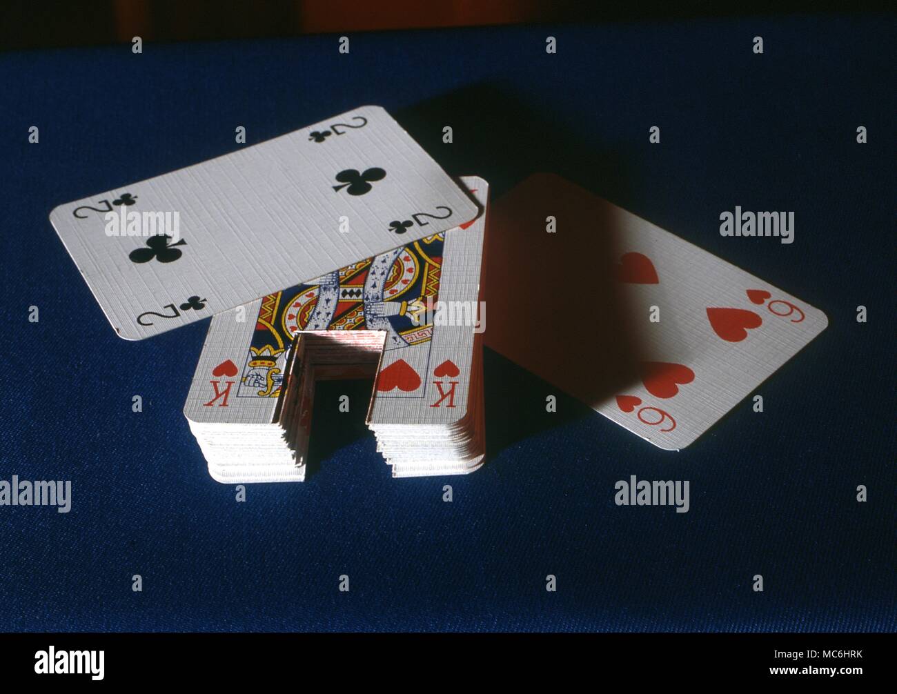 Stage Magic - Scheda trucchi. Il mazzo di carte ha una speciale area tagliata nella parte inferiore. Solo la scheda selezionata è intonso. Questo dispositivo consente il mago per spingere la scheda verso l'alto, sia con il suo dito o con una stringa di nascosto. Foto Stock