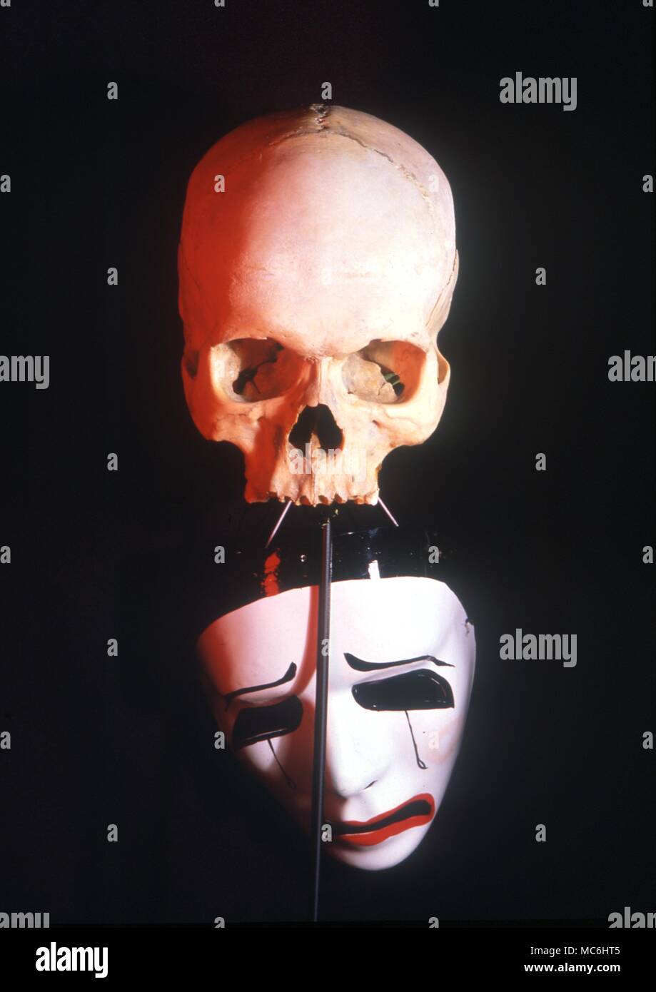 Stage Magic - Floating skull rivelato. Foto progettato per mostrare la barra nera che sostiene il cranio nel suo armadio. Normalmente invisibile durante l'agire è visto qui di fronte a una maschera, con illuminazione aggiuntiva. Foto Stock