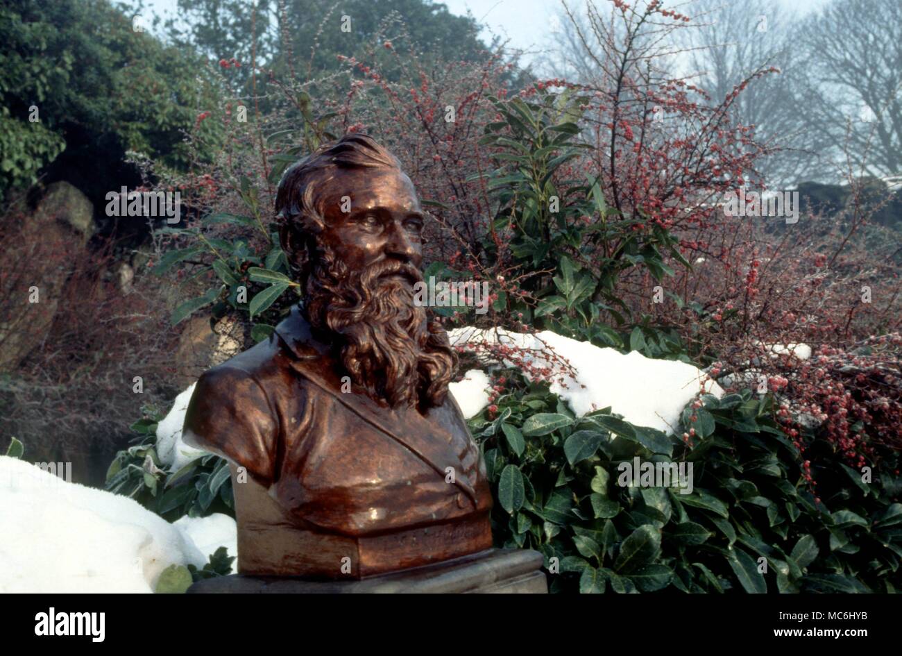 Stagioni Inverno nel Parco Holden Oakworth il busto è di Isacco Holden Foto Stock