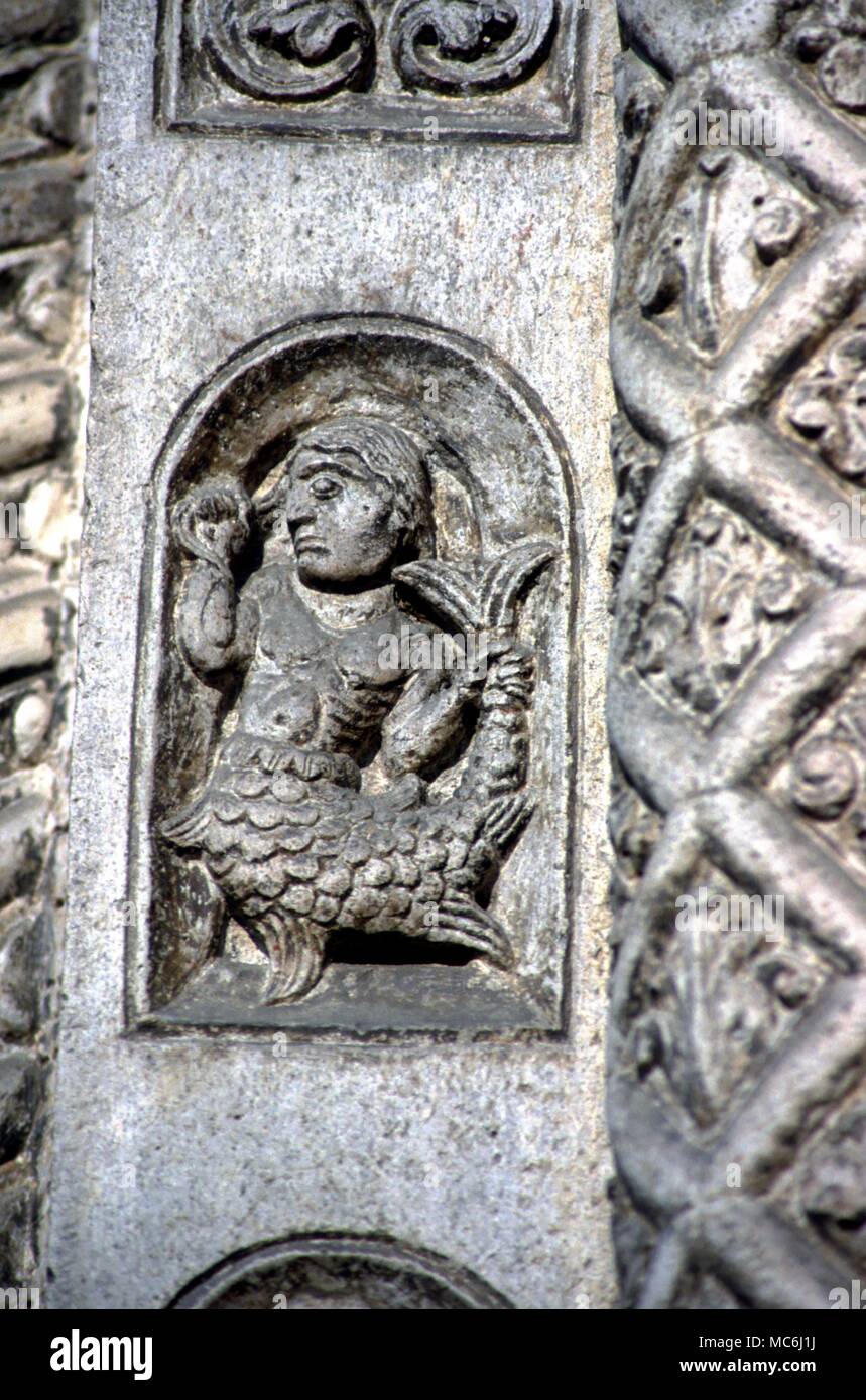 Merman dettaglio da figure mitologiche sul portale sud del Duomo di Ferrara Italia Foto Stock