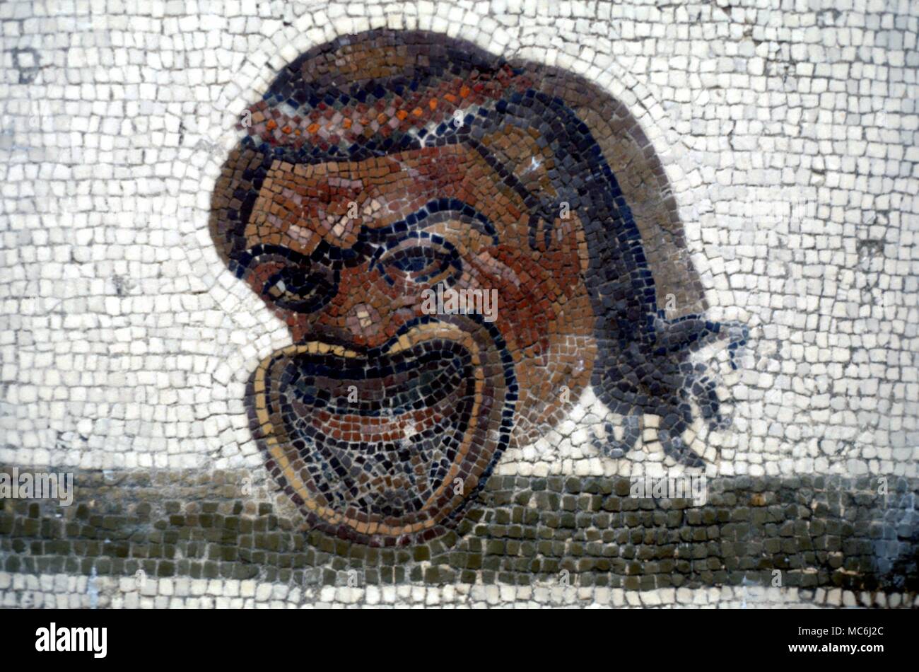 La mitologia greca attore maschera del mosaico di attore le maschere dal marciapiede ad Argos Foto Stock