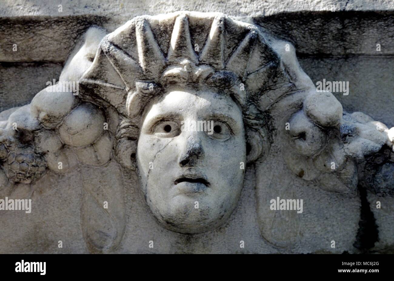 La mitologia greca la testa del dio del sole Apollo dal fregio esoterica nel tempio di Nero ad Aphrodisias Foto Stock