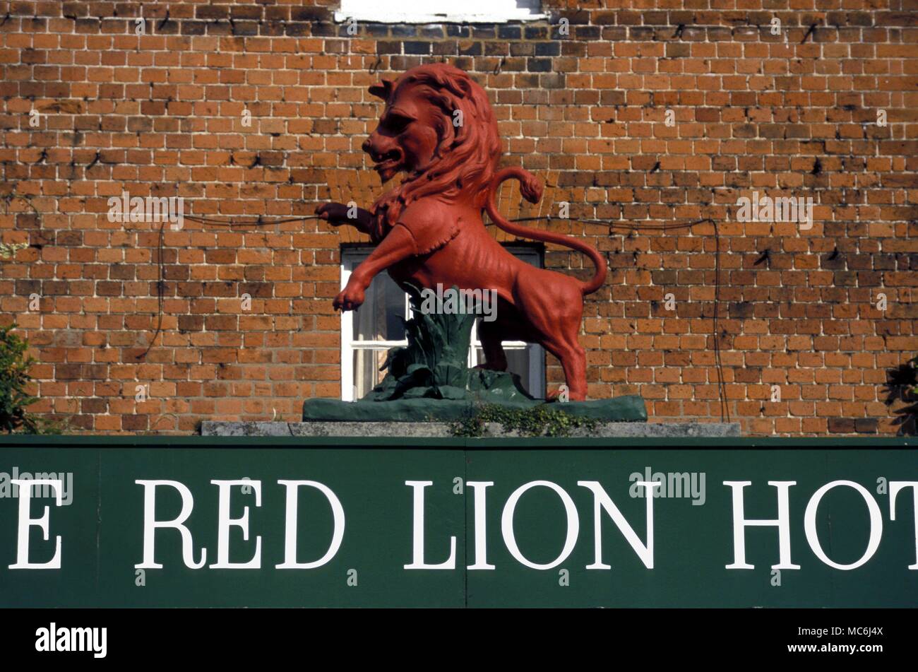 Red Lion uno dei pub stabilito simboli che probabilmente deriva dalla tradizione alchemica Foto Stock