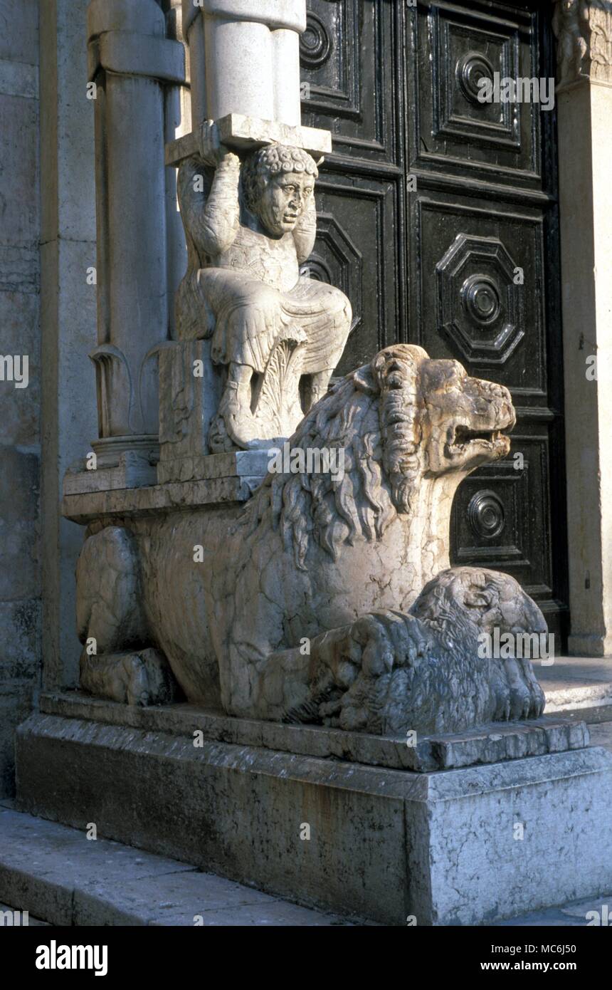 Lion sostenitore di colonna sulla facciata del duomo ferrara Foto Stock