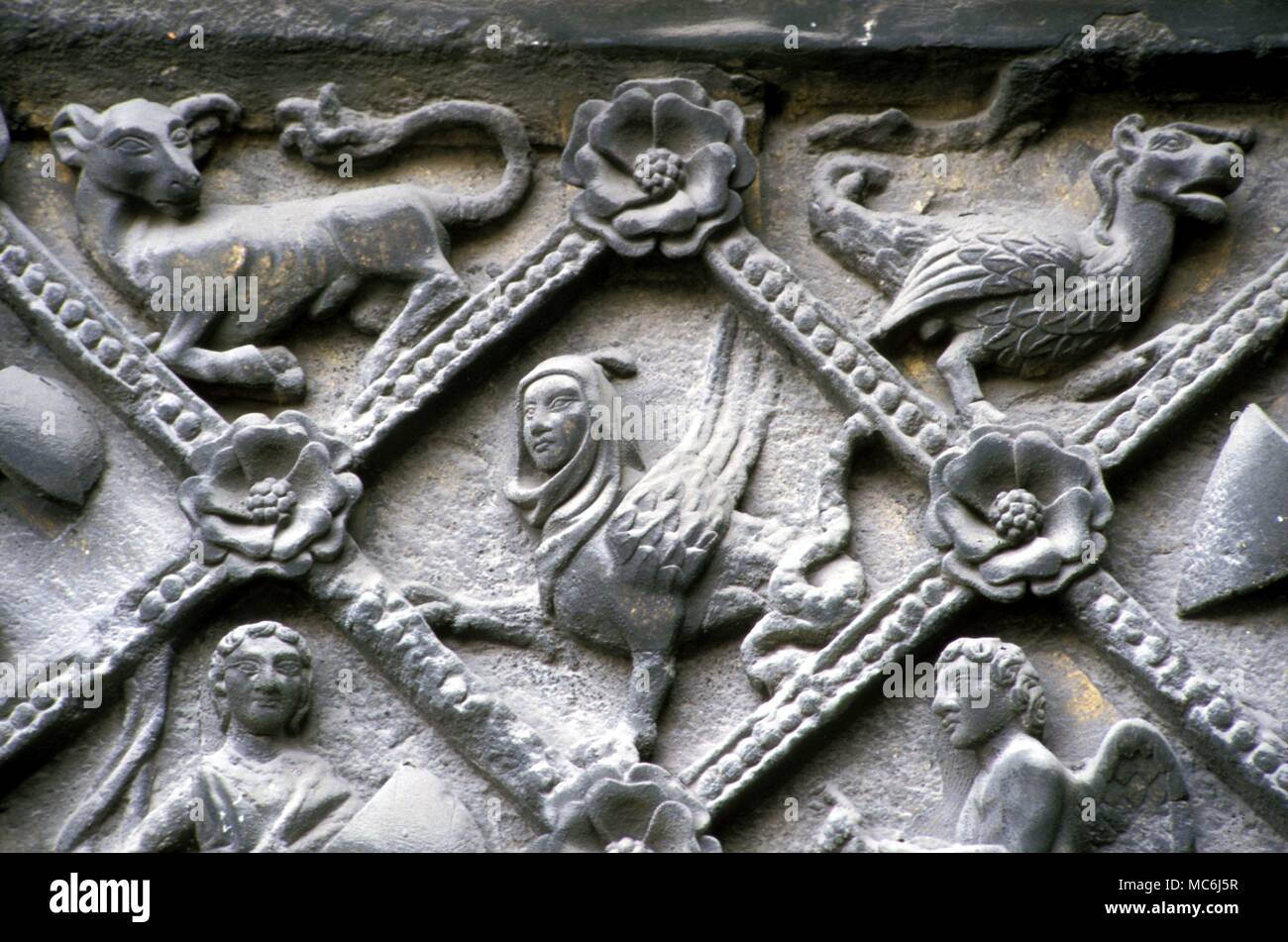 Manticora con testa umana bestia da decorativo pannelli mitologico sulle pareti esterne della cattedrale di Metz Foto Stock