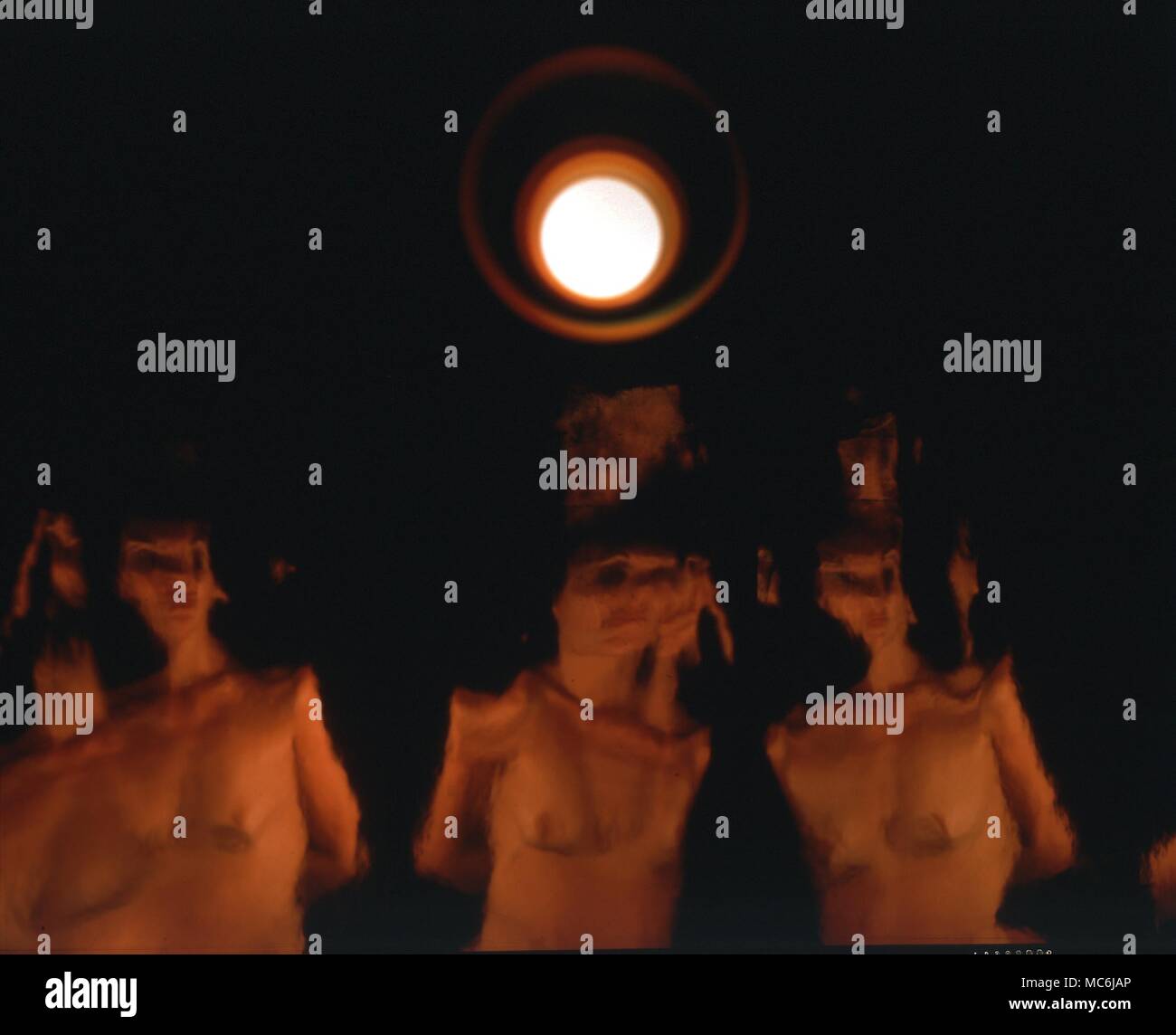 La morte - Tunnel di luce. Rappresentazione del Tunnel di luce vissuto dall'anima umana sul piano astrale poco dopo la morte Foto Stock