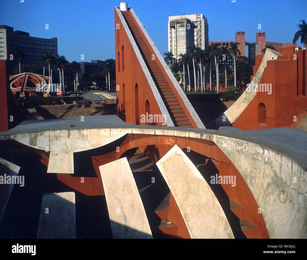 Gli osservatori. L'Osservatorio, o Jantar Mantar, a Delhi (costruito circa 1783). Vista generale con la sfera armillare (Ja Prakash Yantra) in primo piano Foto Stock