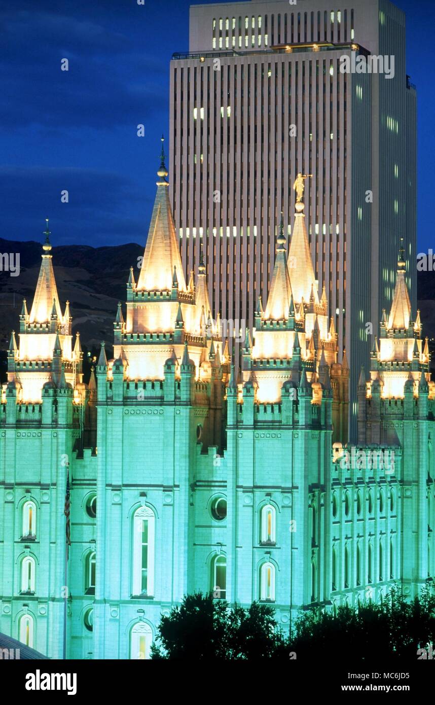 Mormoni. Il Tempio mormone a Salt Lake City, poco dopo il tramonto. Questo è il centro ufficiale di Mormonism negli Stati Uniti Foto Stock