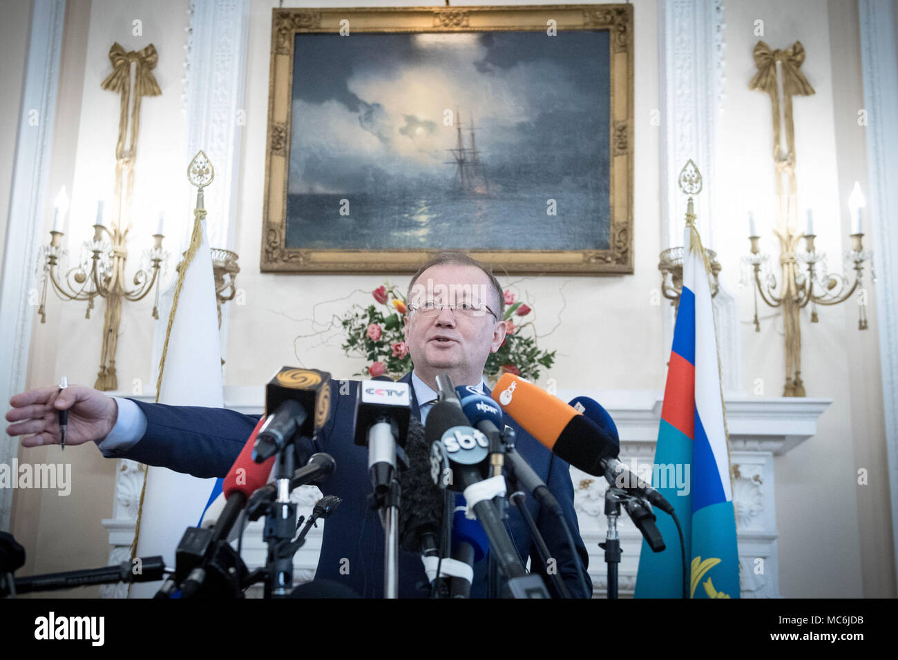 Ambasciatore russo nel Regno Unito Alexander Vladimirovich Yakovenko presso l'Ambasciata russa a Londra, dove ha annunciato che l'Ambasciata russa sta per pubblicare la propria relazione sul Salisbury gas nervino attacco, aggiungendo che il Regno Unito non ha ancora prodotto alcun elemento di prova a sostegno delle sue affermazioni circa l'incidente. Foto Stock