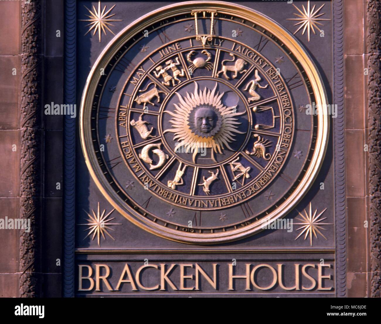 ZODIACS - BRACKEN HOUSE ZODIACO. Il moderno orologio zodiacale sulla facciata della casa Bracken, Cannon Street, Londra. Installato in 1959 per la progettazione di Thwaites e Reed Foto Stock