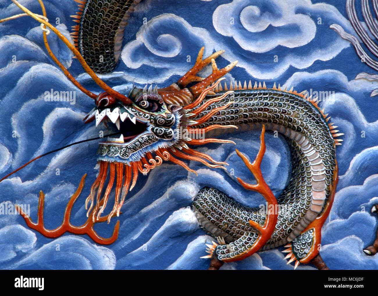 Draghi - draghi cinesi. Semi-relief Dragons dipinta su un muro in Haw Par Villa, Singapore Foto Stock