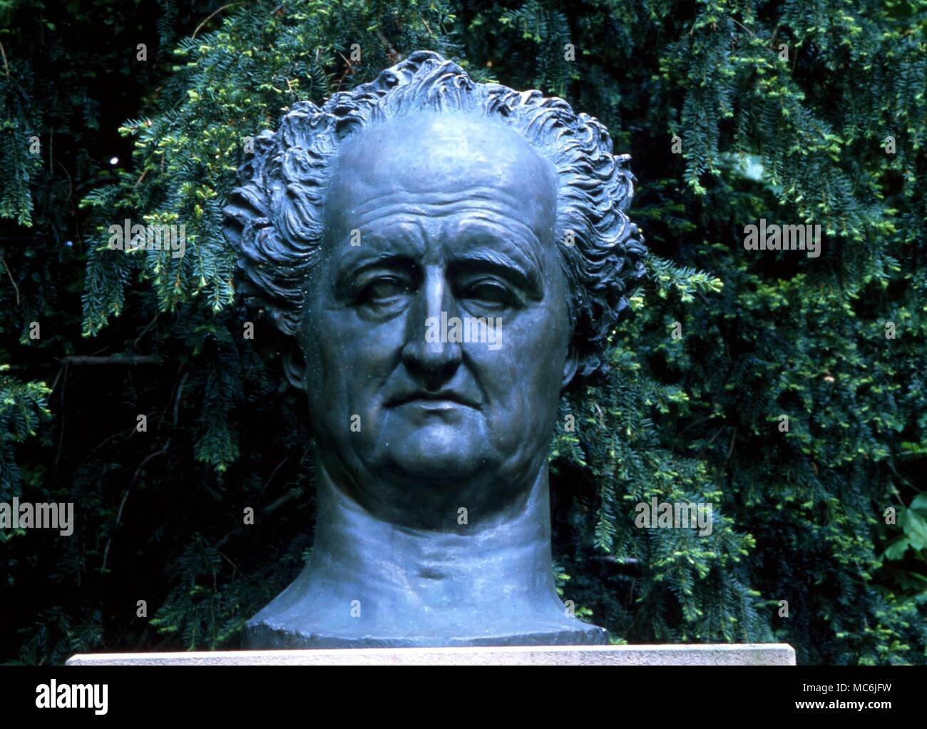 Gli occultisti - Goethe. Busto di J W Goethe, il tedesco massone, dei Rosacroce e la strega. Il busto è nei giardini del castello di Heidelberg, dove Goethe utilizzato per sedersi Foto Stock