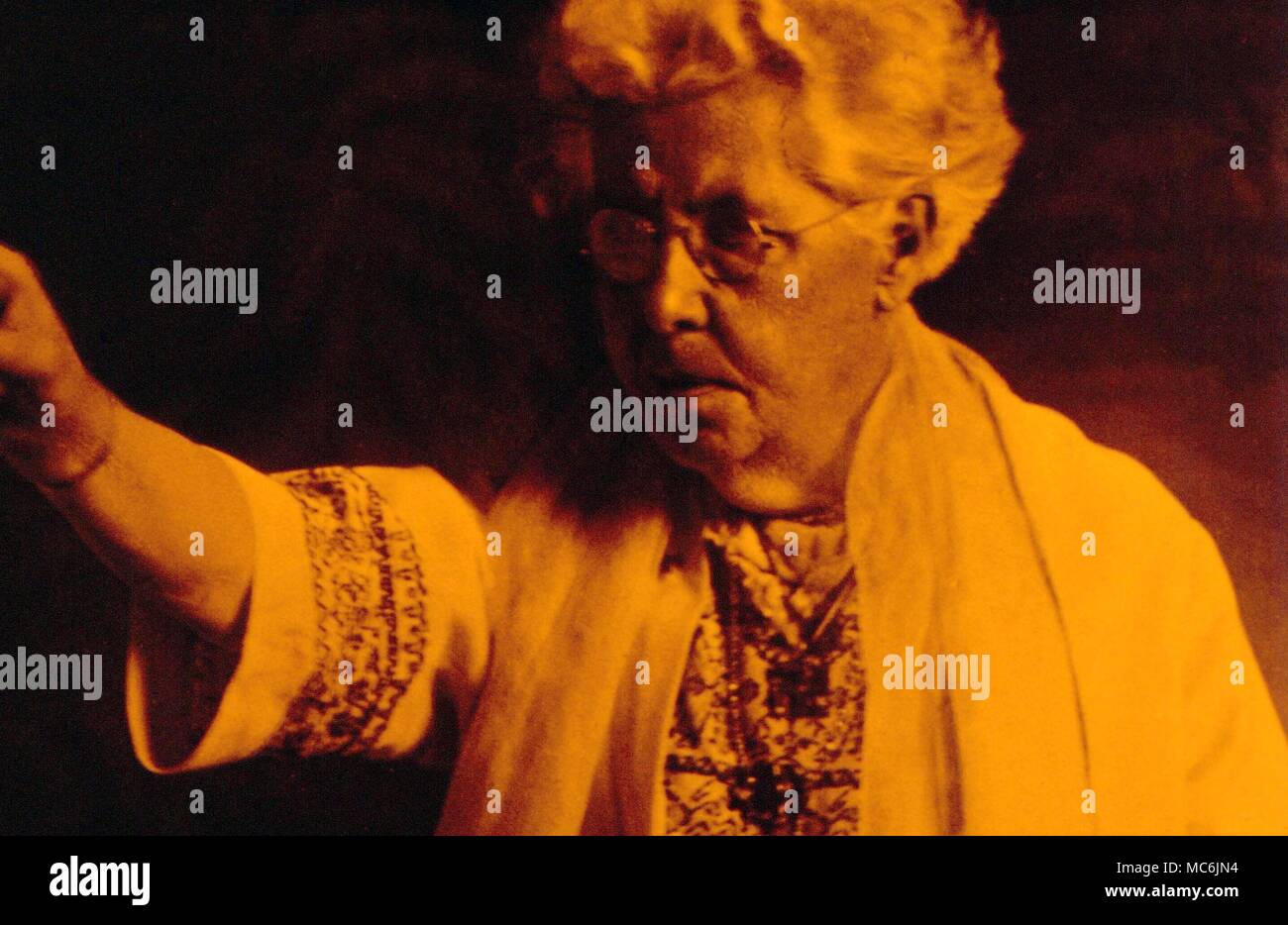 Gli occultisti - BESANT. Annie Besant (1847-1933), Theosophist e riformista sociale, co-autore con Leadbeater di 'Thoughtforms' Foto Stock